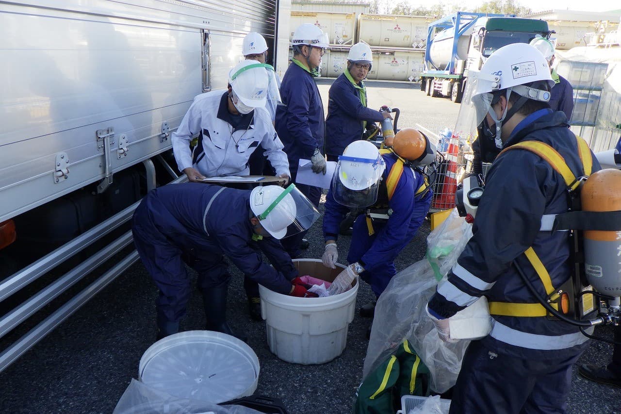 写真:物流事故訓練(水島工場)